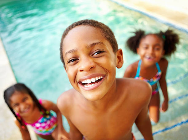 Enfant souriant dans la piscine