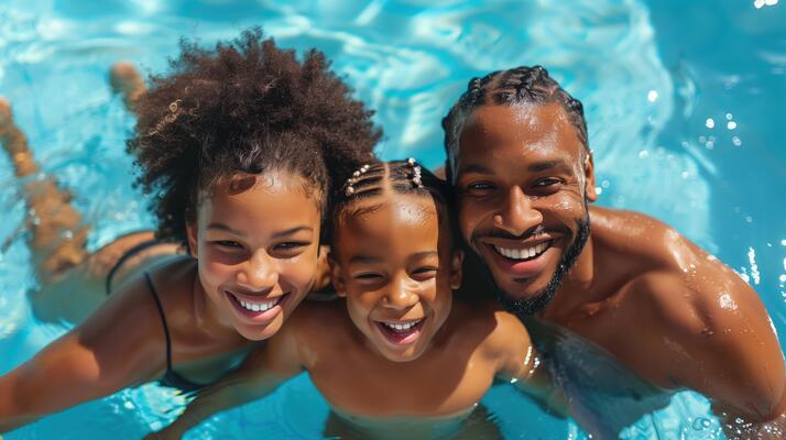 Famille heureuse dans la piscine
