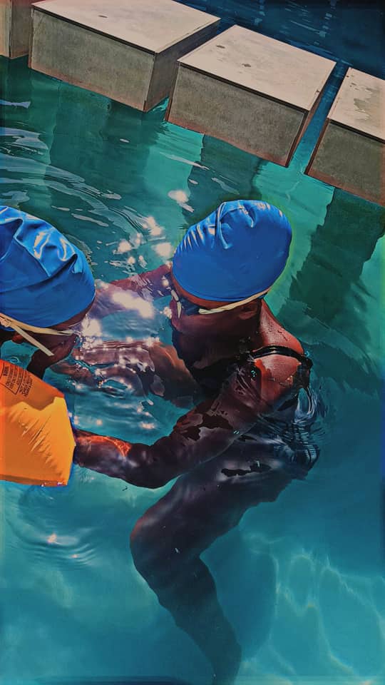 Enfant accompagné par un coach