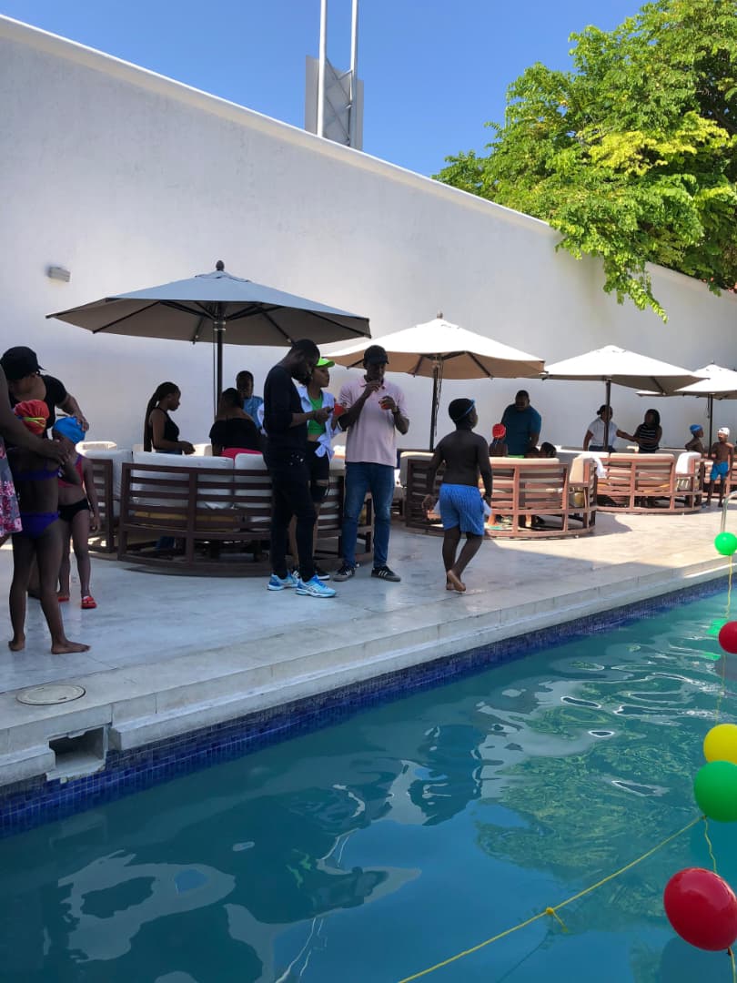 Ambiance familles et enfants autour de la piscine